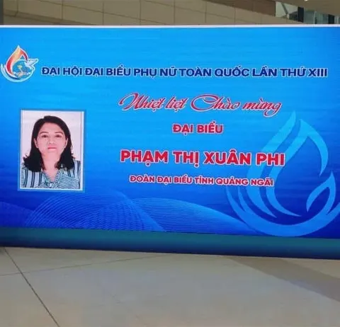 Màn hình chào mừng Đại hội Đại biểu Phụ nữ Toàn quốc lần thứ XIII, có ảnh chân dung và dòng chữ Nhiệt liệt Chào mừng Đại biểu Phạm Thị Xuân Phi, Đoàn đại biểu tỉnh Quảng Ngãi