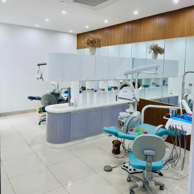 Ghế nha khoa và tủ dụng cụ trong phòng điều trị