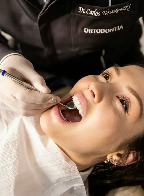 Nha sĩ đang khám răng cho bệnh nhân