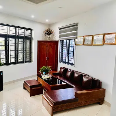 Phòng chờ với bộ ghế sofa gỗ và tủ gỗ